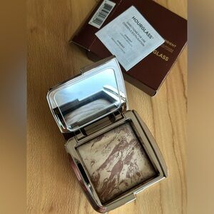 HOURGLASS AMBIENT LIGHTING BRONZER: DIFFUSED BRONZE LIGHT